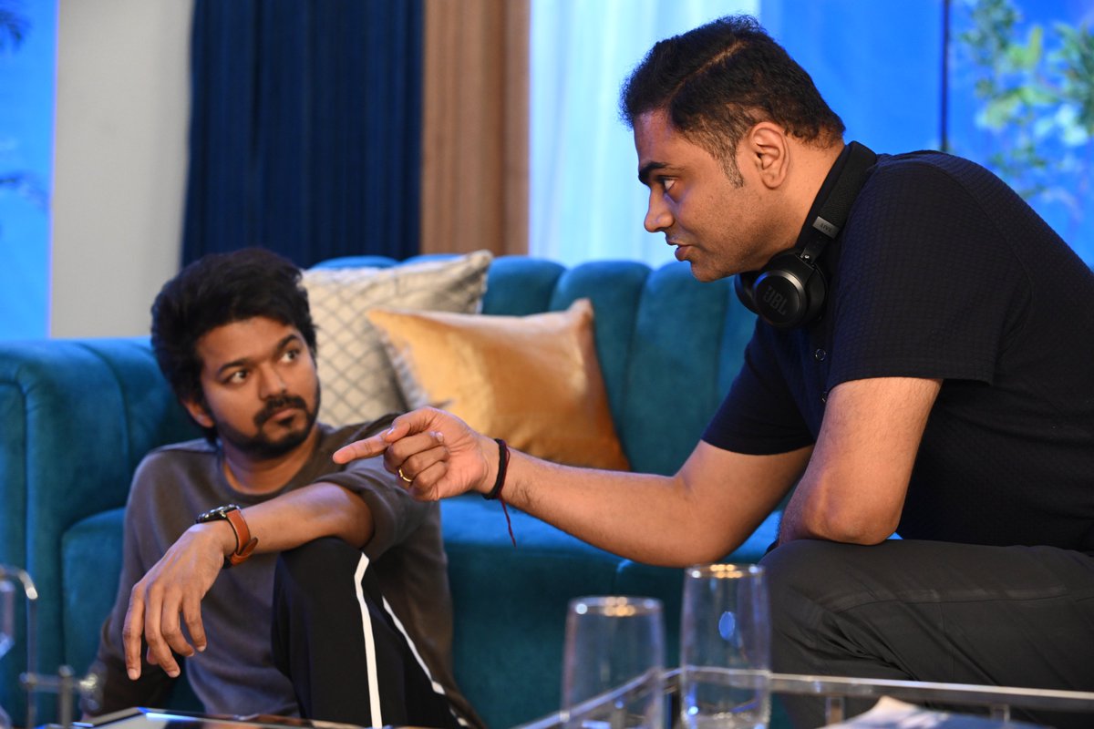 From the sets of #Varisu ❤️ #Thalapathy @actorvijay sir @SVC_official @directorvamshi @iamRashmika @MusicThaman