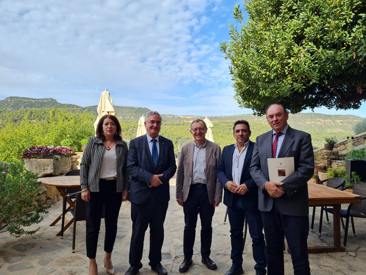 El consejero de Agricultura, <a href="/joaquinolona/">Joaquín Olona Blasco</a>, ha inaugurado la II Jornada anual de Inmersión en Innovación, organizada por <a href="/alimentacluster/">Cluster de Alimentación y Nutrición de Aragón</a> en la Torre del Visco en #Fuentespalda, junto a la DG de Promoción Agroalimentaria, <a href="/carmenurbano/">Carmen Urbano</a>.

<a href="/aragonalimentos/">Aragón Alimentos</a> #Agroalimentación
