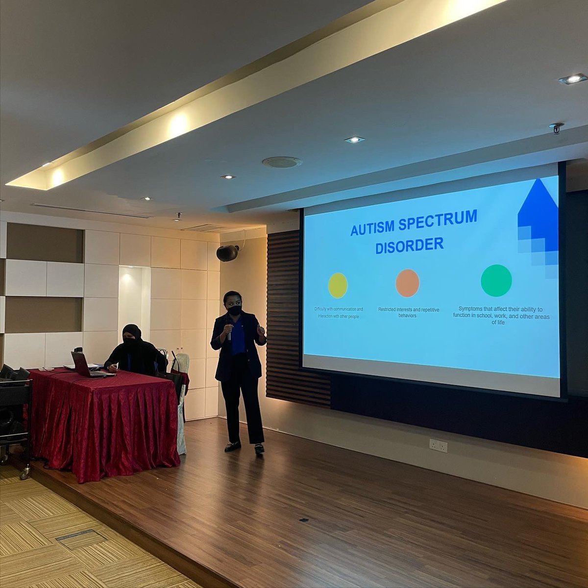 headstart_my's tweet photo. Yesterday we had an opportunity to give a talk about Autism Spectrum Disorder and Early Intervention for ASD Individuals presented by Syamimi (Clinical Psychologist) &amp; Tan Siew Lee (Academy Director) respectively.

We feel grateful 4 d space provided by @kpjdamansarahospital. 🙌 https://t.co/s9eBkzMRKh