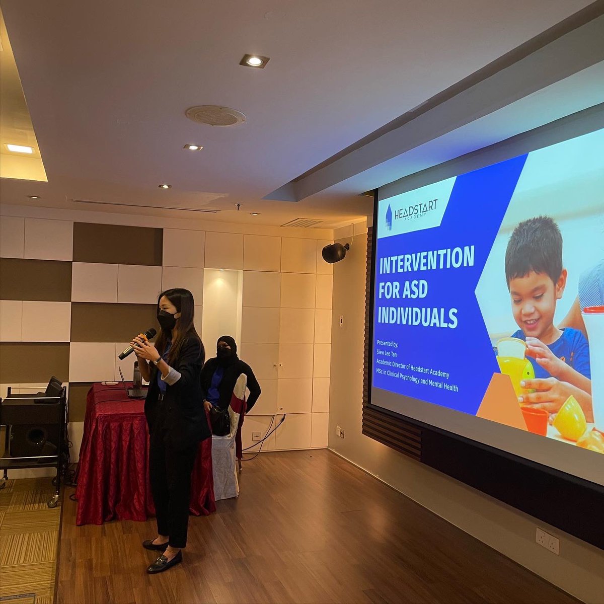 headstart_my's tweet photo. Yesterday we had an opportunity to give a talk about Autism Spectrum Disorder and Early Intervention for ASD Individuals presented by Syamimi (Clinical Psychologist) &amp; Tan Siew Lee (Academy Director) respectively.

We feel grateful 4 d space provided by @kpjdamansarahospital. 🙌 https://t.co/s9eBkzMRKh