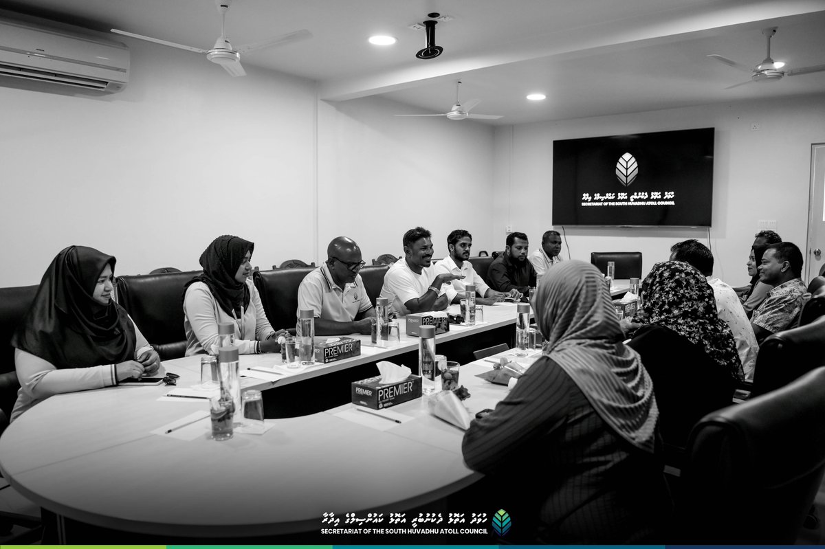 GdhAtollCouncil's tweet photo. އައްޑޫ ސިޓީ ކައުންސިލްގެ މޭޔަރ އަލީ ނިޒާރު އާއި އެކައުންސިލްގެ ބައެއް މެމްބަރުން އަދި  ސެކެޓްރީ ޖެނެރަލް އާއި ހުވަދު އަތޮޅު ކައުންސިލްގެ ރައީސް ޙަސަން ފައިހަތު ޤުދުރަތުﷲ ބައްދަލު ކުރައްވައިފި.

@AdduCityCouncil https://t.co/CTBYltjI3W
