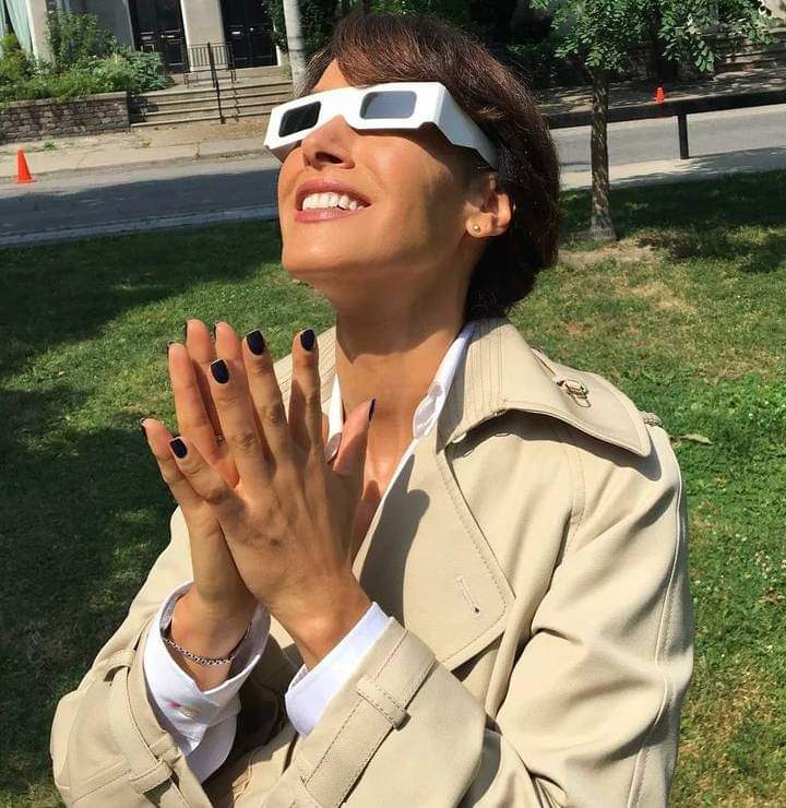 sasha_stana's tweet photo. People don't always need advice.Sometimes all they need is a hand to hold, an ear to listen and a heart that cares. 💖💕💗🌺🤗😍
#JenniferBeals 
#JenniferBealsallWeek 
#thursdayvibes https://t.co/qTJK2kvw93