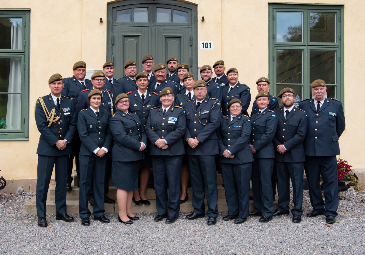 Rikshemvärnsrådet tillsammans med nya rikshemvärnschefen, Laura Swaan Wrede, tidigare i höstas. Med på bilden är även chefen för rikshemvärnsavdelningen, Peter Öberg, hemvärnsförvaltaren, Jari Mäkelä, samt rådssekreteraren, Lars Olsson. Foto: Eric Lund / Tidningen Hemvärnet.
