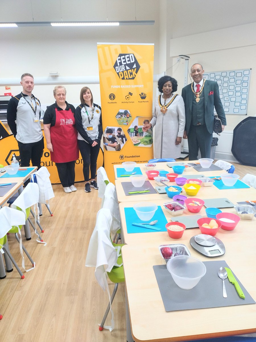 We are spending the morning at Fallings Park Primary School along with the @wwfcfoundation As part of their 'Feed our Pack ' campaign we are going to show a group of young pupils how to make a fruit crumble pudding from fresh ingredients. Looks delicious!