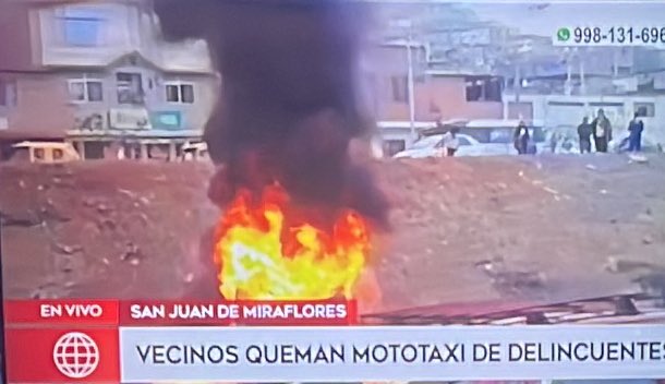 En San Juan de Miraflores vecinos ya no quieren hacer denuncia policial. Ahora, decidieron agarrar los vehículos que usan los delincuentes y quemarlos. #Impunidad