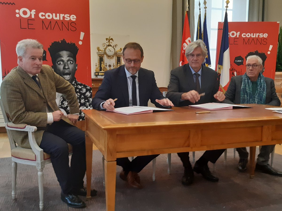 FrdricThebault's tweet photo. .@SLeFoll, @calippe8 et Pascale Perez étaient à nos côtés aujourd'hui pour la signature de la #convention de #partenariat en faveur de la #luttecontrelaprécarité qui s'inscrit dans le cadre de nos actions en matière de #solidarité vers les familles les plus démunies. https://t.co/GMEbkyHxni
