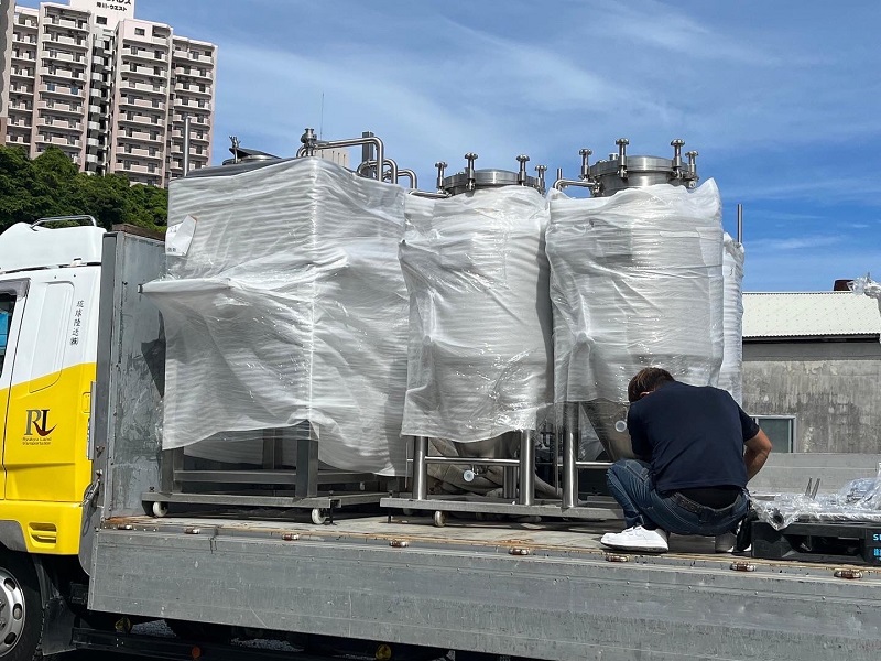 helios_kuraneko's tweet photo. こんばんは！久しぶりの投稿になってしまいました🌈

ヘリオスブルワリーはいま、国内初の世界でも珍しい取り組みに挑戦しています���

天気に恵まれた青空の下、厳重に梱包された設備を荷降ろし中😊

このあと最終目的地へ✈️✈️✈️

#ヘリオス酒造
#ヘリオスブルワリー
#国内初の楽しい取り組みに挑戦中 https://t.co/vKcm6Yl8wq