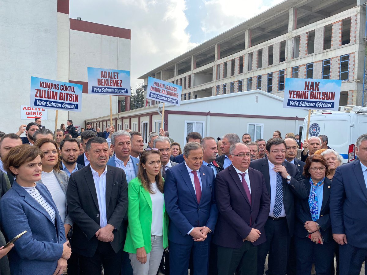 avsbulbul's tweet photo. Hukuksuzca görevden alınan #Yalova Belediye Başkanımız @VefaSalman'la dayanışma için, Genel Başkan Yardımcılarımız, Milletvekillerimiz ve Yalova örgütümüzle Yalova'dayız. 
4 bilirkişi raporunu görmezden gelerek Siyasallaşan yargı yine adaletsiz karar vererek davayı uzattı. https://t.co/92UgXoYEih