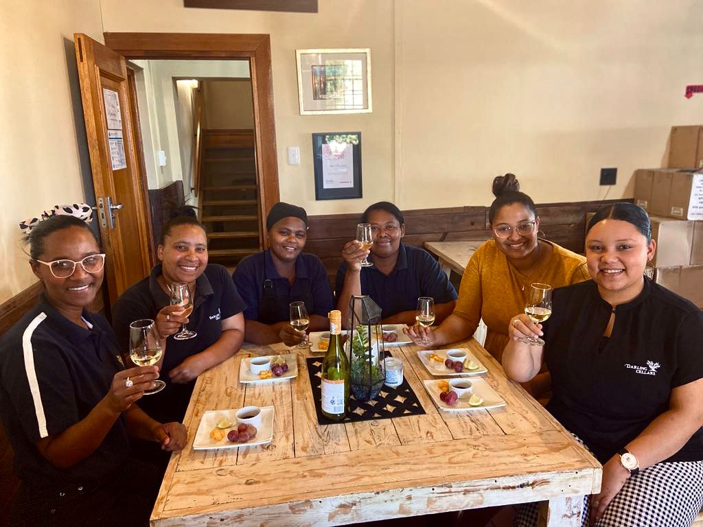 Throughout the year, our kitchen and tasting room staff do regular wine tastings to ensure that we are pairing the right wine with the perfect dishes. Our team is looking forward to welcoming you to your next tasting...🥂
#DarlingCellars #WestCoast #WineTime #winetasting