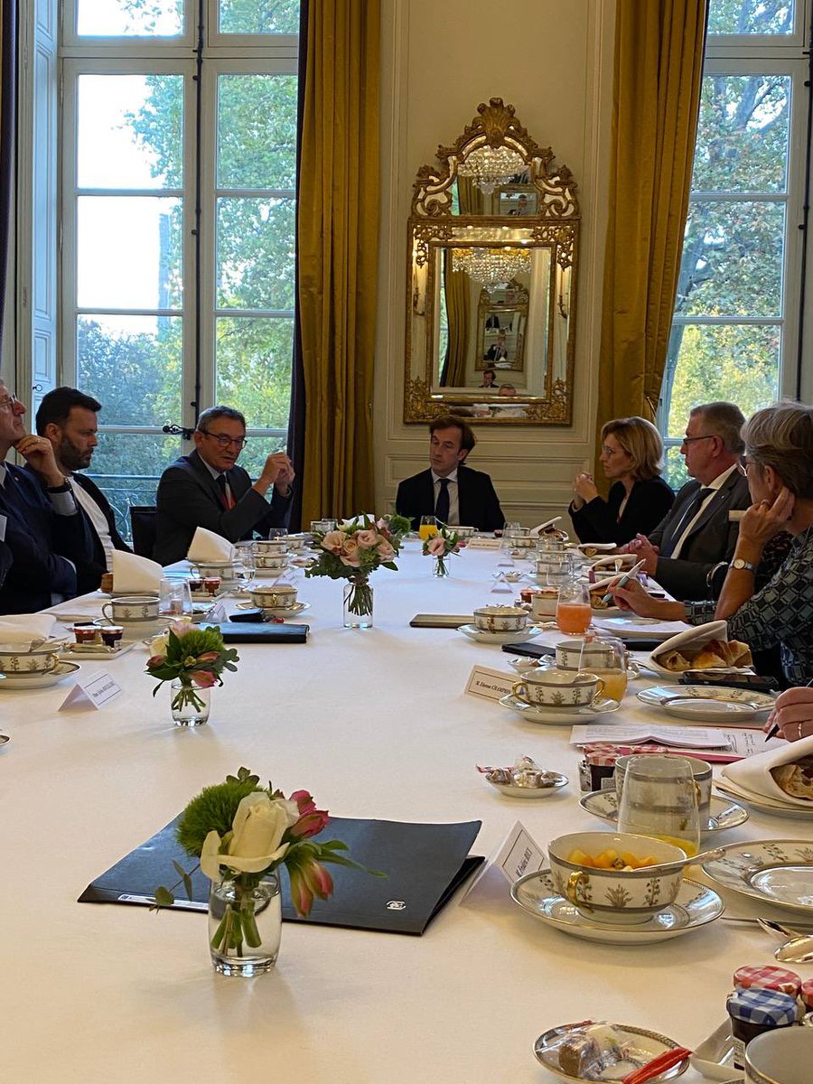 idemontgon's tweet image. Merci @StTRAVERT @laurederoche d’avoir permis un échange direct entre élus de terrain avec  @Elisabeth_Borne Il nous faut construire avec la jeunesse -comme elle a conclu- une confiance dans les institutions et l’action au plus près des territoires. Propositions à suivre !