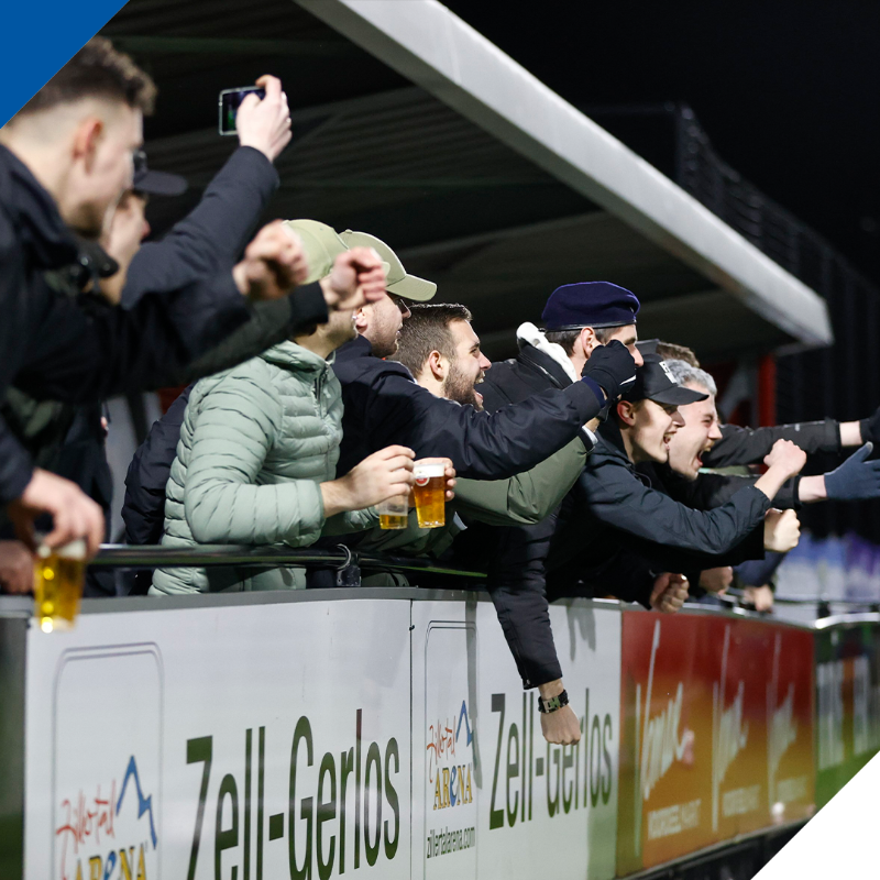 FCEindhoven's tweet photo. 🚌 𝗟𝗮𝗮𝘁𝘀𝘁𝗲 𝗸𝗮𝗻𝘀!

Steun jij FCE morgen in Zwolle? Haal dan nog snel je tickets! 👇

#FCEindhoven #pecFCE