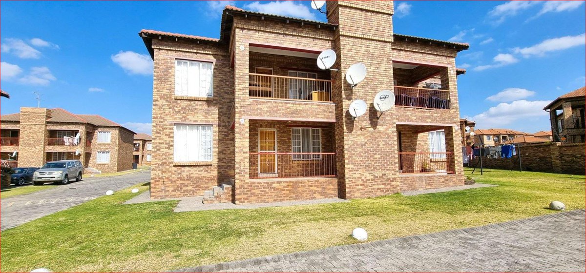 Located a few minutes from all amenities Excellent investment with Great Rental returns, 2 bedroom, 1 full bath beautiful face Brick house for sale R699 000 Erand Garden. In a 24 hour security complex &amp; relaxed friendly environment contact Bobby 082 574 1846 for viewing #Midrand