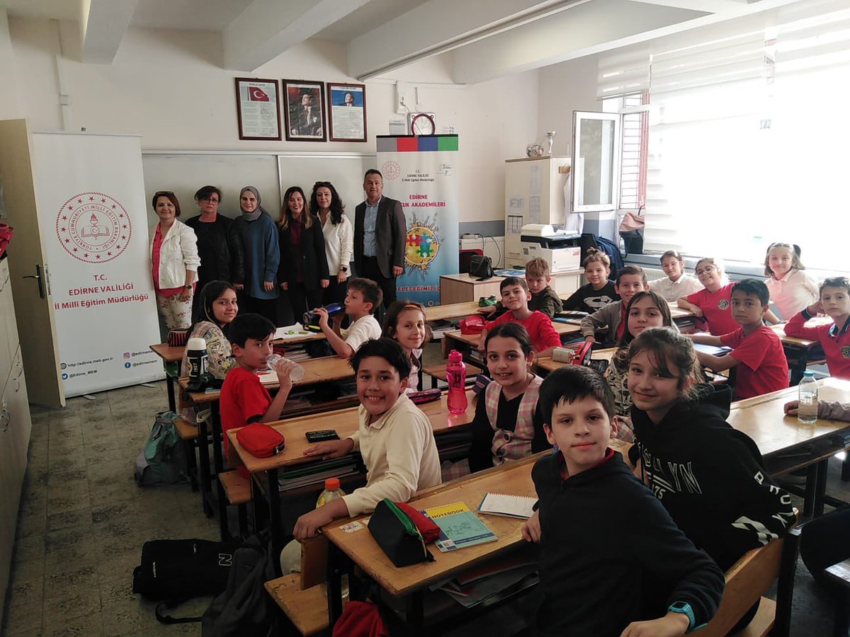 Edirne_MEM's tweet photo. Müdürlüğümüz #EdirneÇocukAkademisi Projesi ile Trakya Üniversitesi Eğitim Fakültesi iş birliğinde, Şükrüpaşa İlkokulu öğrencilerimize Hikaye Anlatımı ve Konuşma Atölyesi kapsamında eğitim verildi.

@tcmeb @edirne_valiligi @trakya_univ @Dr_Onderarpaci @sukrupasa1963 https://t.co/qxioMSCHwZ