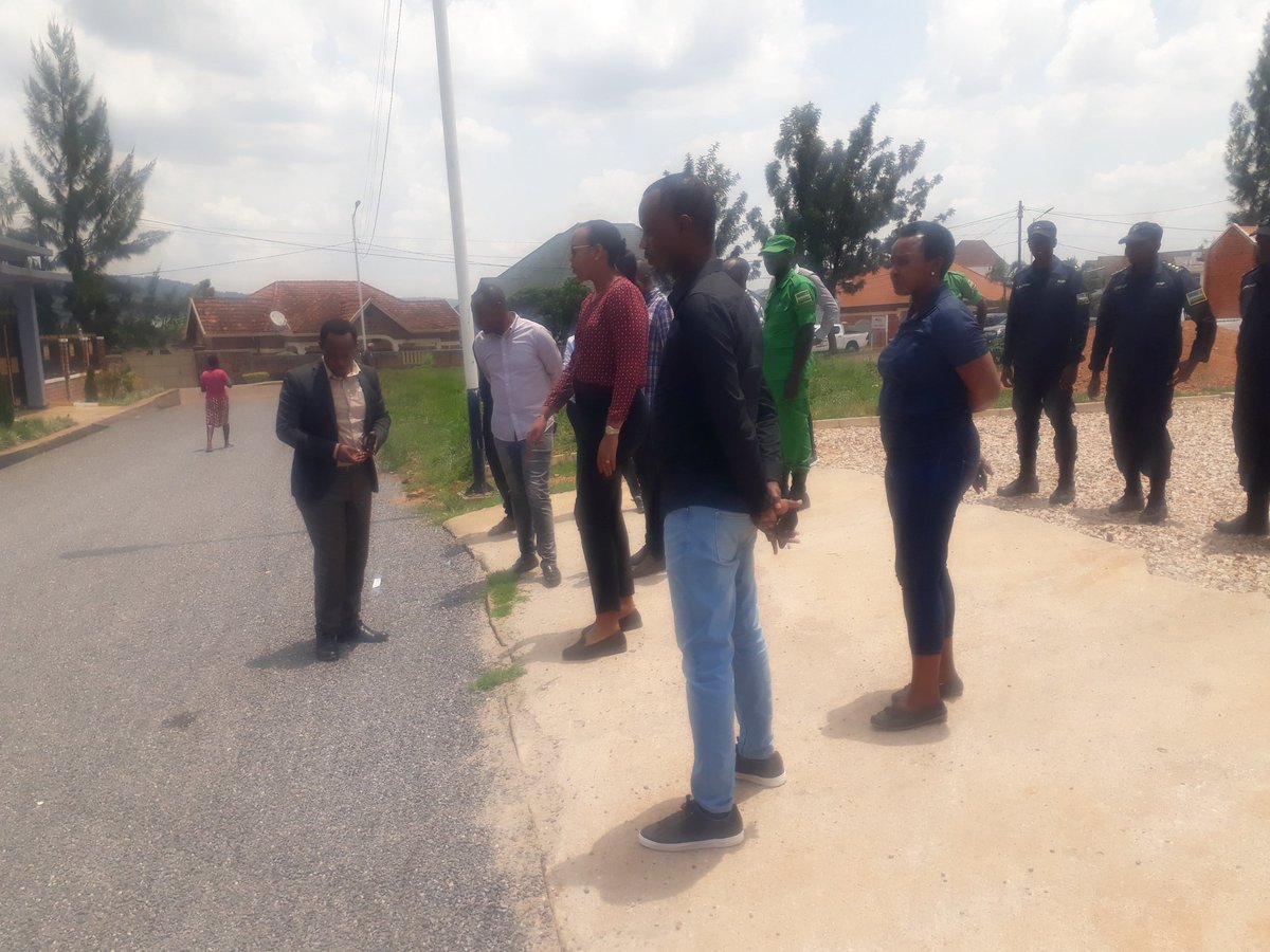 Mu rwego rwo kunganira ingengo y'imari ya Leta mu kubaka ibikorwaremezo;Minisitiri wa Siporo <a href="/AuroreMimosa/">Aurore Mimosa Munyangaju</a>  yageze ahubatse umuhanda wa kaburimbo n'amatara ku muhanda byakozwe n'abaturage batuye mu Mudugudu wa Rugazi #Ruyenzi mu bufatanye bwabo bishakamo ibisubizo <a href="/RwandaSouth/">Southern Province | Rwanda</a>