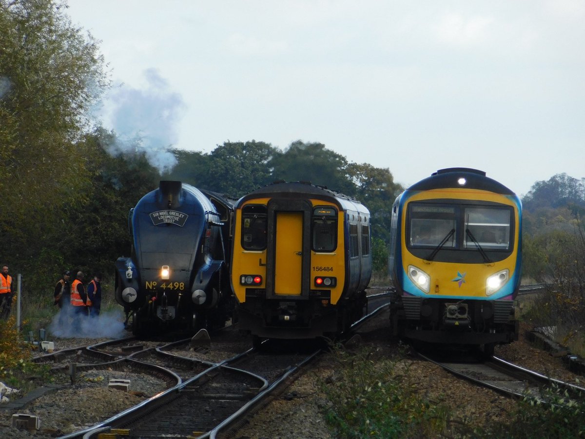 LukeDa2000's tweet photo. 4498 Sir Nigel Gresley looks on from Eaglescliffe Down Loop as Northern 156484 leaves with the 10:22 Darlington to Saltburn &amp; TransPennine Express 185123 passes by leading the 10:07 Redcar Central to Manchester Airport 

@60007SNG @northernassist @TPExpressTrains https://t.co/iOkEneAFID