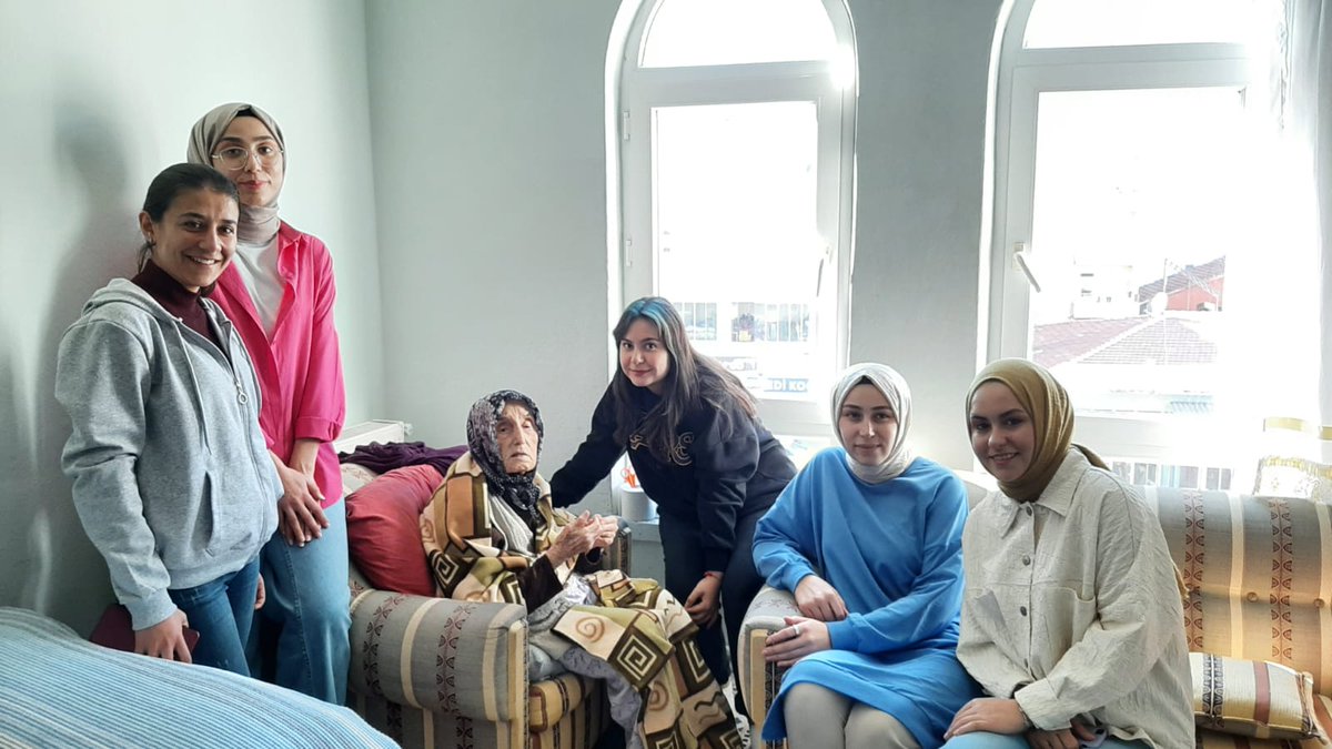 CorumKYGM's tweet photo. Sungurlu Yurt Müdürlüğünde barınan öğrencilerimiz 'Yalnız Değilsiniz' faaliyeti kapsamında ilçemiz sakini Leyla teyzeye ziyarette bulunmuşlardır. https://t.co/sdvHHRZJeF