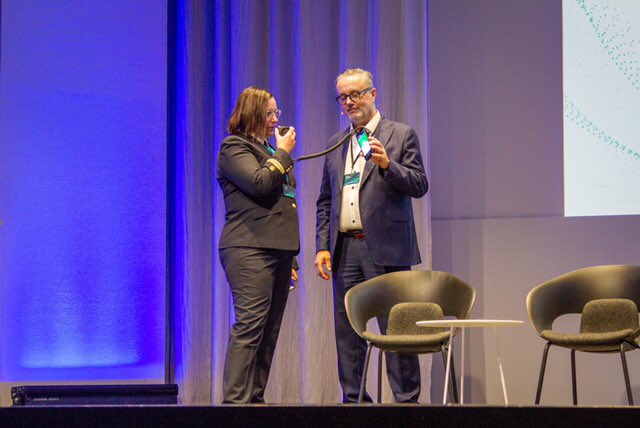 erillisverkot's tweet photo. Iso uutisemme virittää turvallisuustoimijat aplodeihin 👏 @min_yli ja @jvinkvist voivat soittaa historiallisen ensimmäisen #virve2 ryhmäpuhelun Hätäkeskukseen ja Hallintakeskukseen 📲 🌟 #aplodit🌟#112finland #atpaiva22 #turvallisuustehdäänyhdessä https://t.co/4urZxpLHit