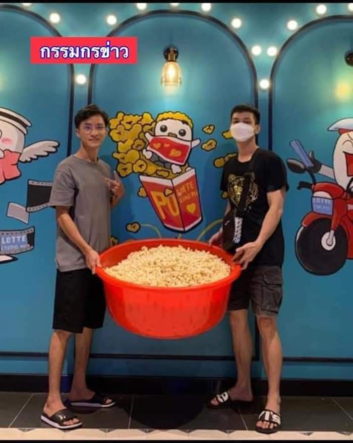 GilaFilmID's tweet photo. Di Lotte Cinema Vietnam lg ada promo beli tiket film gratis popcorn unlimited dgn syarat hanya boleh dlm satu wadah aja. Hasilnya? Wadah2 mindblowing pun masuk ke bioskop. https://t.co/qXO4cQ1c1F