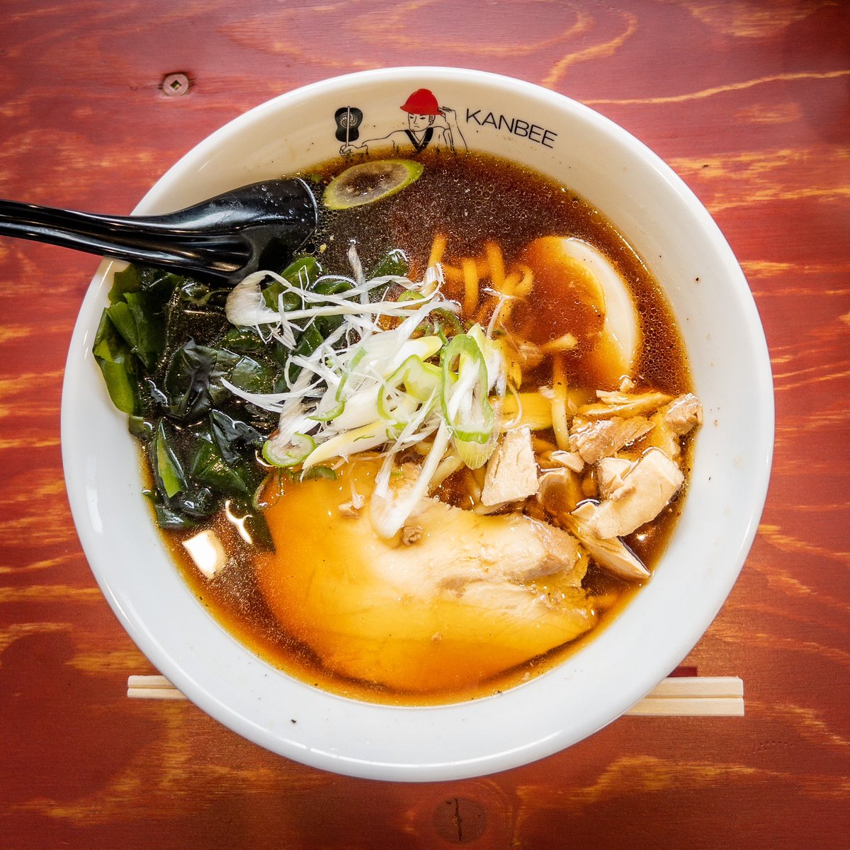 wonigiri55's tweet photo. #KANBEE
#ラーメン
コイツはスタミナが付きそうだ😤
●醤油らーめん
スタミナの溶け出した醤油ベースのスープ🍜
太麺の食べ応えが凄い🥢
ゴロゴロチャーシューと、どデカい鶏チャーシューが乗ってます🍖
ワカメも意外と合うんですね😁
ご馳走様でした🙏 https://t.co/U05usuTFl0