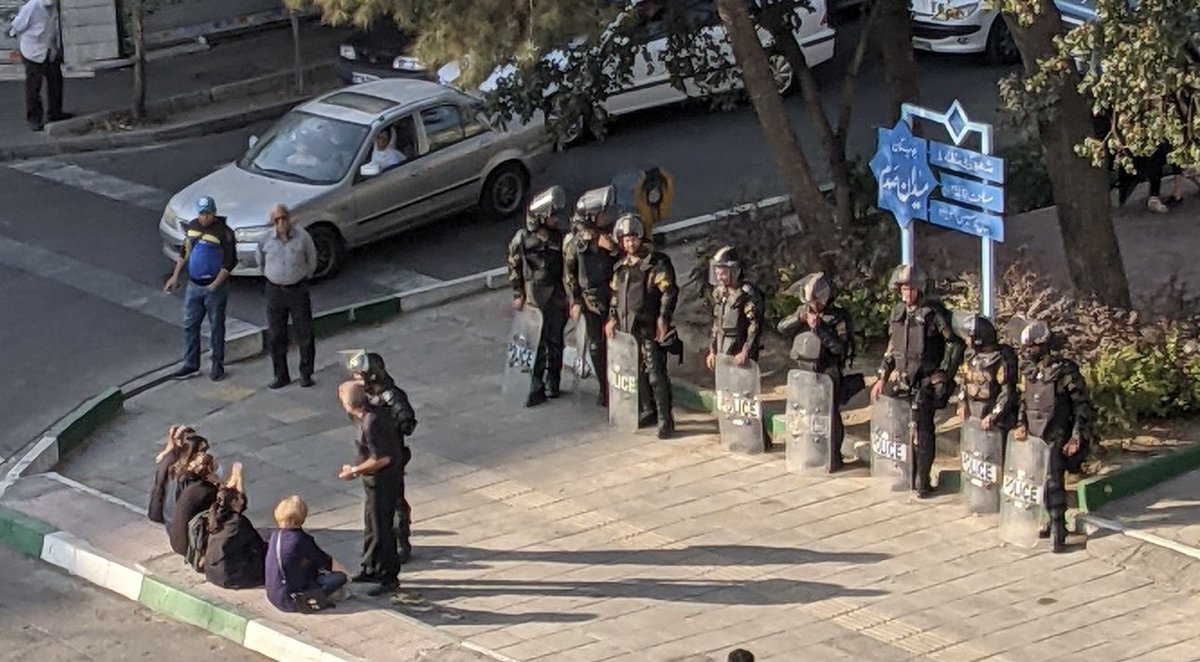 Look at these women sitting in front of riot police, on the ground, with no hijab! Some users are compering this with the iconic picture of Tiananmen’s Tank Man… #Iran #MahsaAmini #China