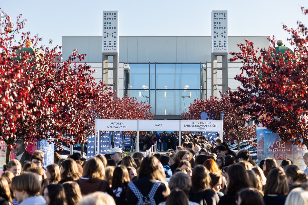 Ponad 470 wystawców i blisko 1000 autorów.🥰 Liczne spotkania, prelekcje oraz dyskusje, spotkania z ulubionymi pisarzami i autografy. 25. Jubileuszowe #TargiKsiążkiwKrakowie rozpoczęte! ksiazka.krakow.pl/pl/