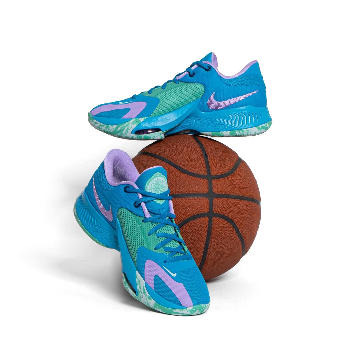 Alboroto carpeta Abstracción Basket Country on Twitter: "Giannis vuelve a la carga con sus Zoom Freak 4  Laser Blue. Diseñadas para aguantar los 4 cuartos al nivel de la bestia  griega. 🏛️🏀🔥 #ZoomFreak4 #BasketCountry #LaserBlue #