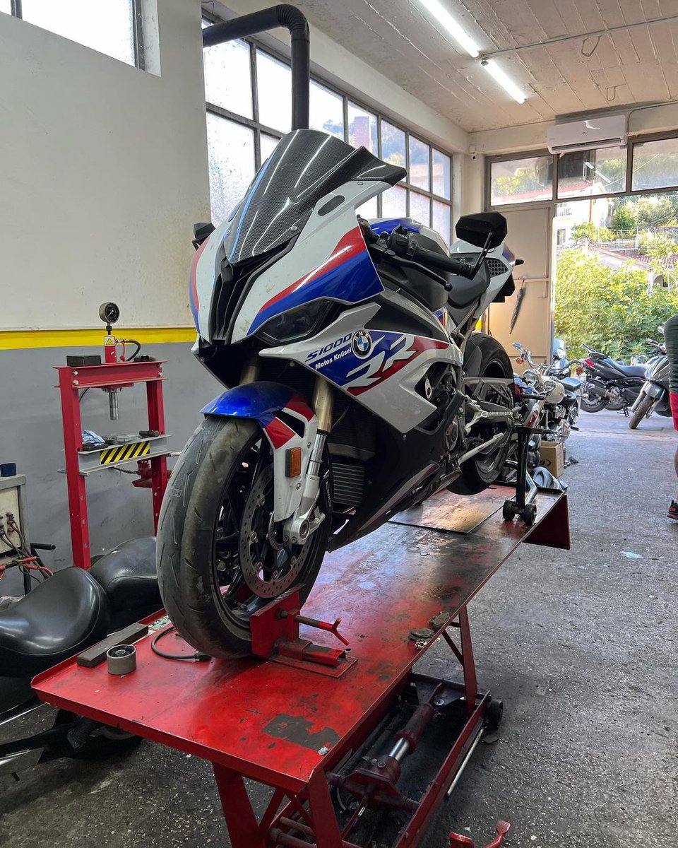 In for a service comes this #BMW #S1000RR 

We're sure it rides as good as it looks thanks to its fresh #Hiflofiltro filters ;)