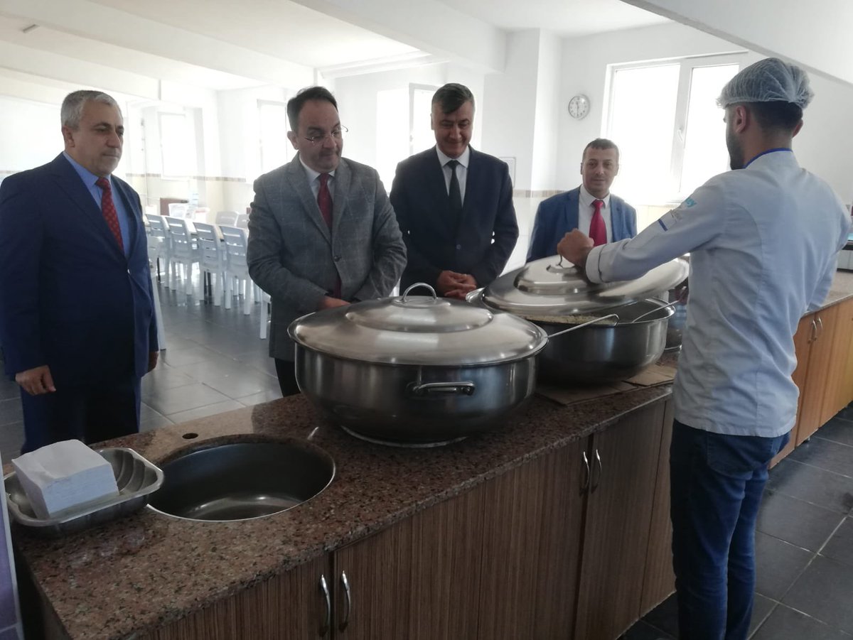mehmetalikatip1's tweet photo. Kaymakamımız Cevdet ERTÜRKMEN ile Bafra Anadolu İmam Hatip Lisesini ziyaret ettik. Kaymakamımız Cevdet ERTÜRKMEN, Okul  Müdürü Recai ORUÇ‘tan okul hakkında bilgi alarak öğretmenler ve öğrenciler ile eğitim-öğretim çalışmaları hakkında değerlendirmelerde bulundu. 
@bafra_mem https://t.co/jmdqRtaaJ1
