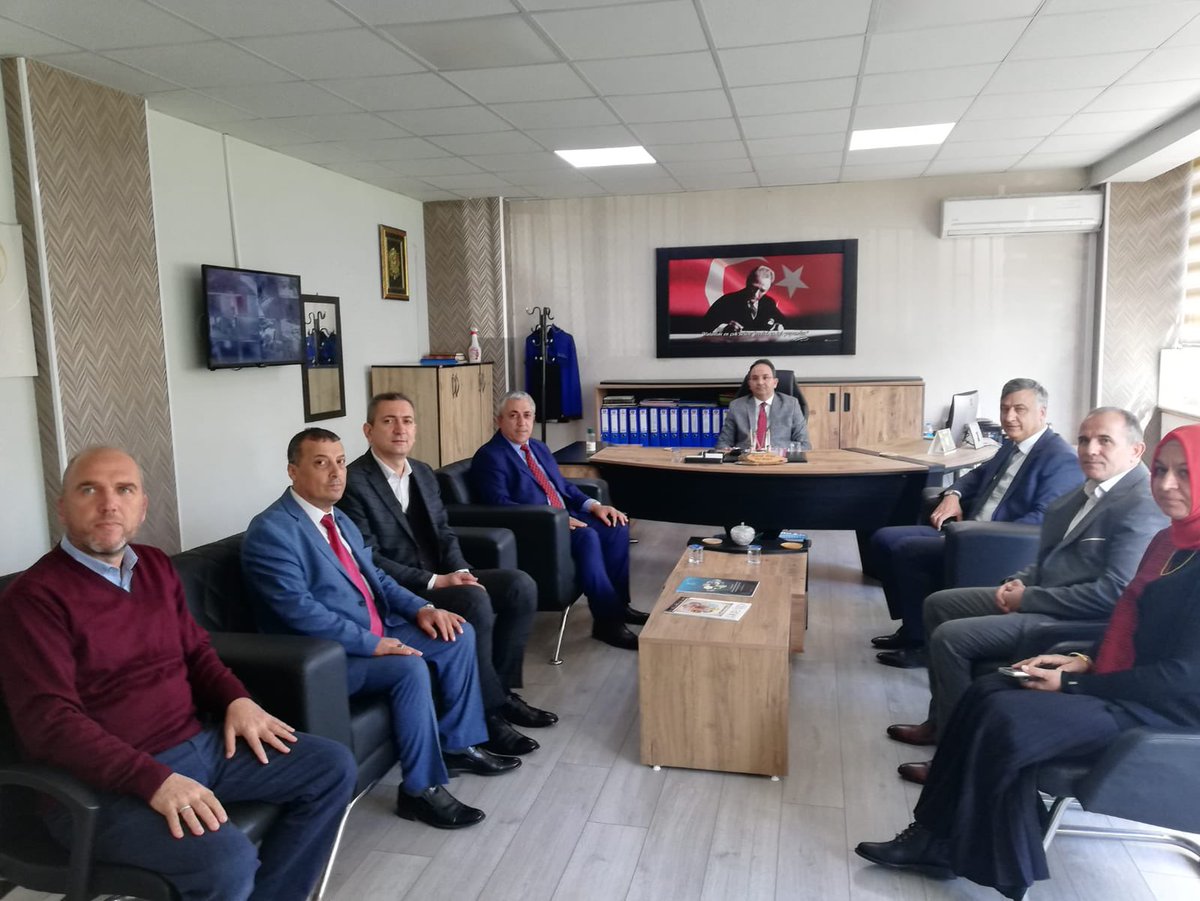 mehmetalikatip1's tweet photo. Kaymakamımız Cevdet ERTÜRKMEN ile Bafra Anadolu İmam Hatip Lisesini ziyaret ettik. Kaymakamımız Cevdet ERTÜRKMEN, Okul  Müdürü Recai ORUÇ‘tan okul hakkında bilgi alarak öğretmenler ve öğrenciler ile eğitim-öğretim çalışmaları hakkında değerlendirmelerde bulundu. 
@bafra_mem https://t.co/jmdqRtaaJ1