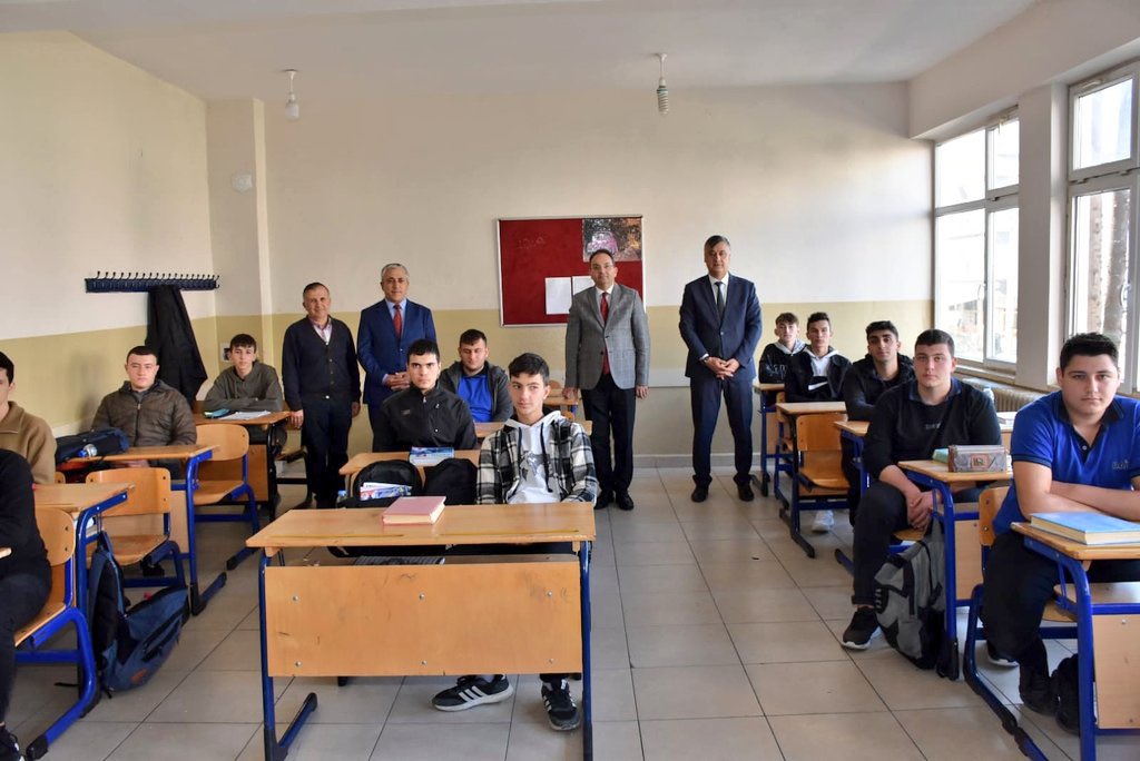 mehmetalikatip1's tweet photo. Kaymakamımız Cevdet ERTÜRKMEN ile Bafra Anadolu İmam Hatip Lisesini ziyaret ettik. Kaymakamımız Cevdet ERTÜRKMEN, Okul  Müdürü Recai ORUÇ‘tan okul hakkında bilgi alarak öğretmenler ve öğrenciler ile eğitim-öğretim çalışmaları hakkında değerlendirmelerde bulundu. 
@bafra_mem https://t.co/jmdqRtaaJ1