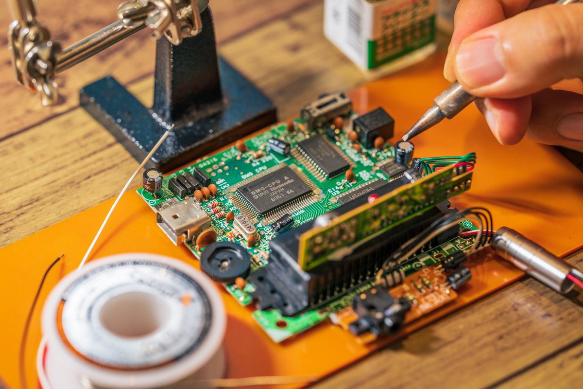 TakHiraoka's tweet image. 大好きな楽器をEurorackモジュールにしました!
現物合わせで作ったのでクリアランスが0.3mmしか確保できない所はヒヤヒヤでしたが、奇跡のおかげでなんとか完成に漕ぎ着けました。
本体裏側のカートリッジを取り替えれば、4オシレーターのシンセになったり、MIDI同期可能なTrackerになったりします!