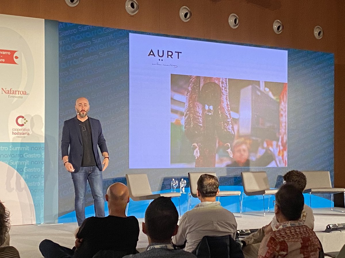 NGastroSummit's tweet photo. GRACIAS 👨🏽‍🍳 Artur Martínez de @aurtrestaurant por venir a la 
 #NavarraGastroSummit2022
 
🔹Organiza: @hostnavarra @NavarraTV https://t.co/YQIfPqBLso