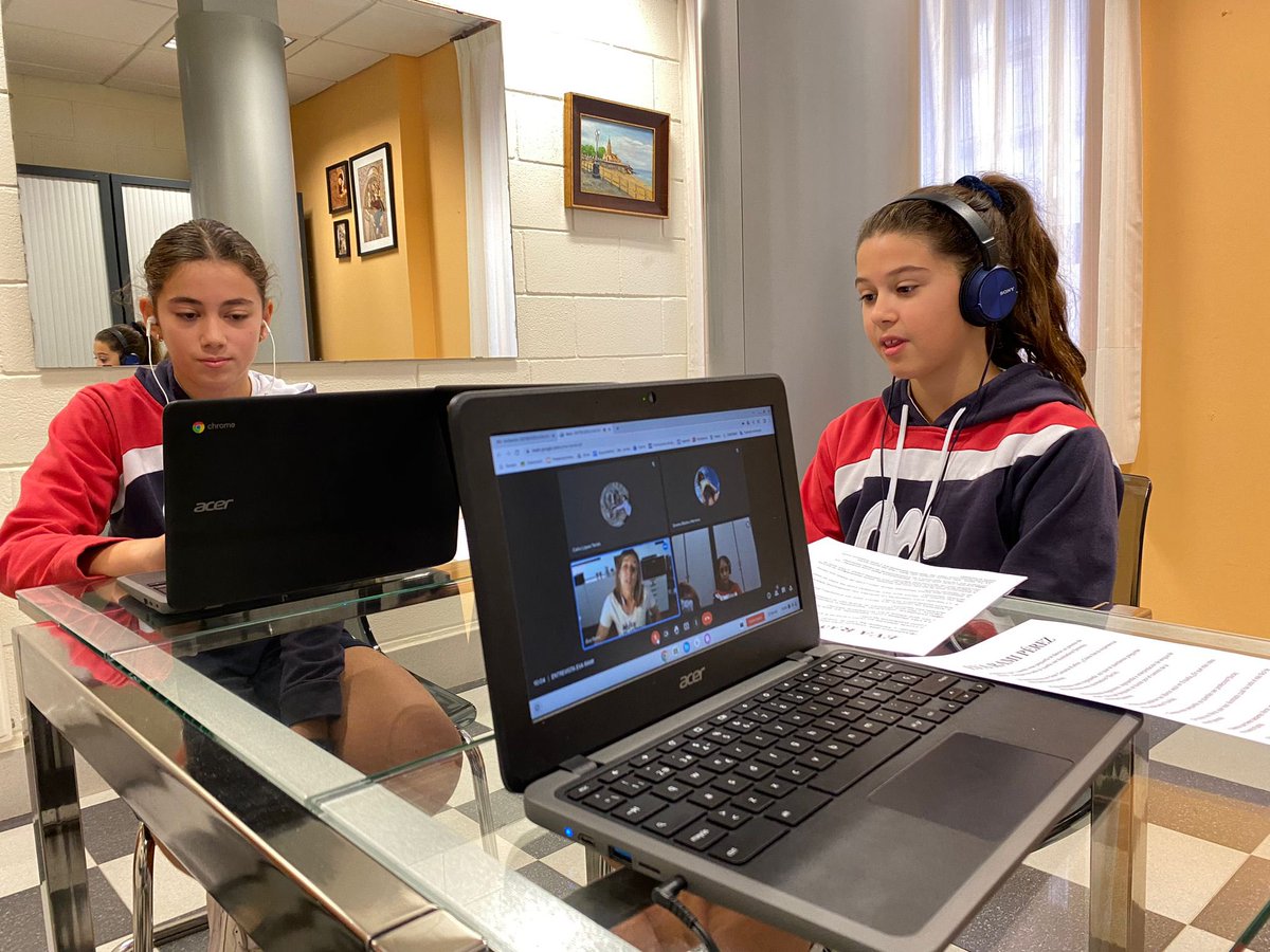 VReinaGijon's tweet photo. Celia, Lucía y Emma, alumnas de 6º de #primaria, dentro de su #proyecto de #comunicación, han entrevistado a la ilustradora Eva Rami @evarami_studio con la que han pasado un rato muy divertido y didáctico hablando sobre la labor profesional de #evarami como maestra e #ilustradora https://t.co/ofzvZKtaM8
