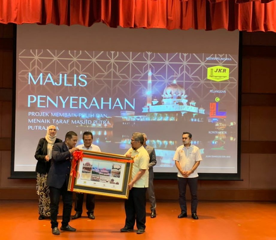 TkpkrBangunan's tweet photo. Menyempurnakan Majlis Penyerahan Projek Membaikpulih &amp; Menaiktaraf Masjid Putra, Putrajaya kepada pelanggan yang diwakili TKSU ( Kewangan &amp; Pembangunan ), JPM serta Pengurusan JAKIM. Syabas &amp;  Tahniah kpd semua pihak terlibat.
@JKRMalaysia 
@JKRPutrajaya
@csfbjkr https://t.co/hsvrdZtroS