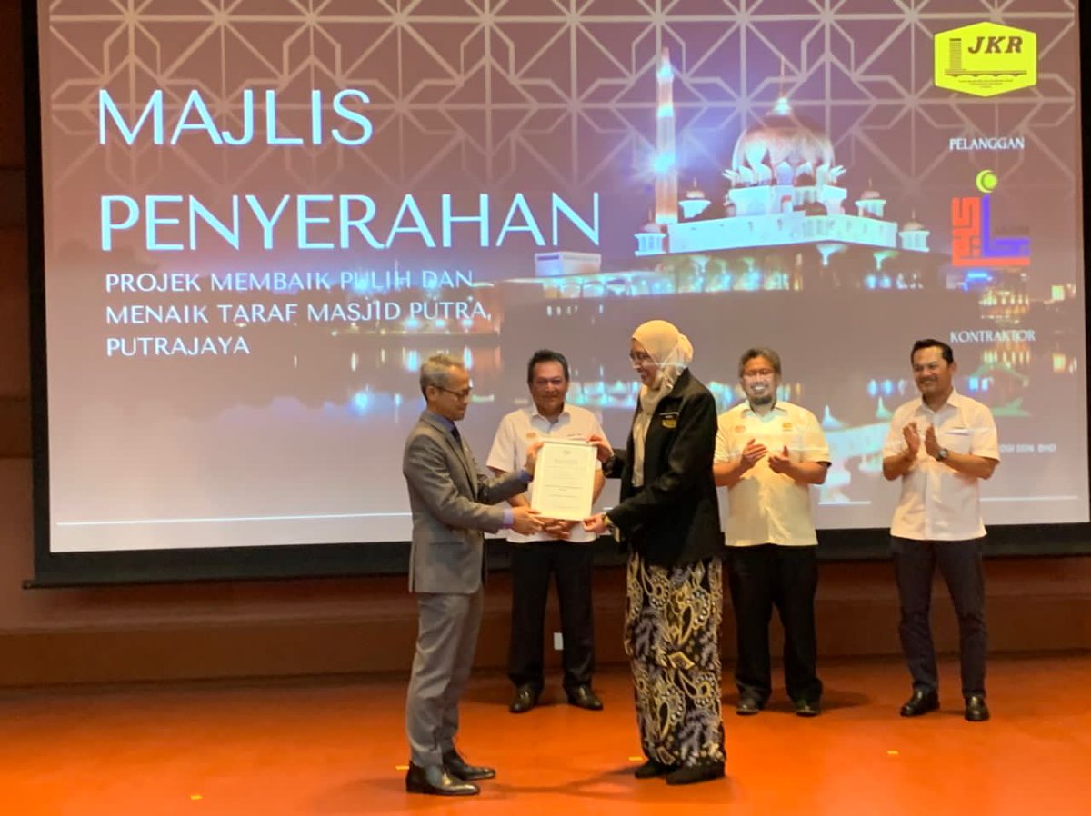 Menyempurnakan Majlis Penyerahan Projek Membaikpulih &amp; Menaiktaraf Masjid Putra, Putrajaya kepada pelanggan yang diwakili TKSU ( Kewangan &amp; Pembangunan ), JPM serta Pengurusan JAKIM. Syabas &amp;  Tahniah kpd semua pihak terlibat.
<a href="/JKRMalaysia/">JKR Malaysia</a> 
<a href="/JKRPutrajaya/">JKR WP Putrajaya</a>
<a href="/csfbjkr/">CSFB JKR</a>