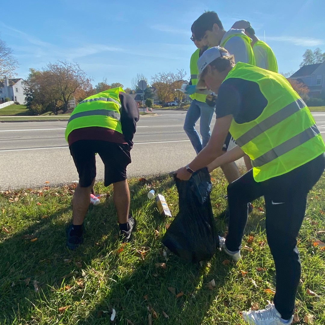 FPSDistrictWI's tweet photo. 65 @FranklinSabers NHS members participated in their first "Adopt A Road" Clean Up this past Sat 10/22. The roadways they care for are 51st from Puetz to Rawson & on Drexel from 35th to 68th! Thank you to these members of NHS for "litter"ly being #PartOfABetterCommunity https://t.co/sriCCA8KJZ