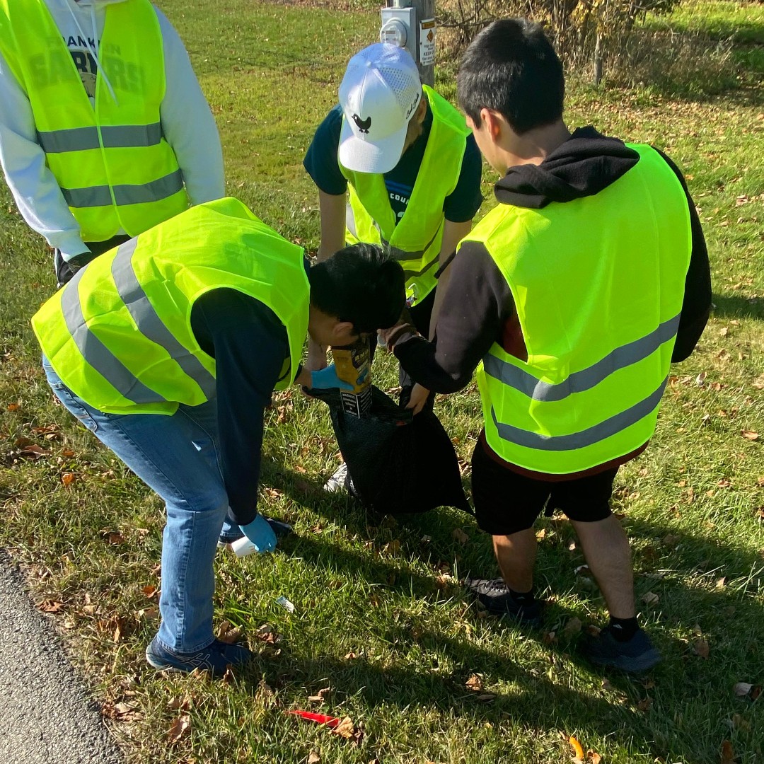 FPSDistrictWI's tweet photo. 65 @FranklinSabers NHS members participated in their first "Adopt A Road" Clean Up this past Sat 10/22. The roadways they care for are 51st from Puetz to Rawson & on Drexel from 35th to 68th! Thank you to these members of NHS for "litter"ly being #PartOfABetterCommunity https://t.co/sriCCA8KJZ