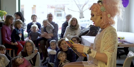 ZStadtfux's tweet photo. Wovon würdet ihr Euch als Kind mehr fürchten? Vor der #Dragqueen oder vor den #Nazis?

Schützen wir Kinder vor Nazis! https://t.co/Dy6ALjlGw3