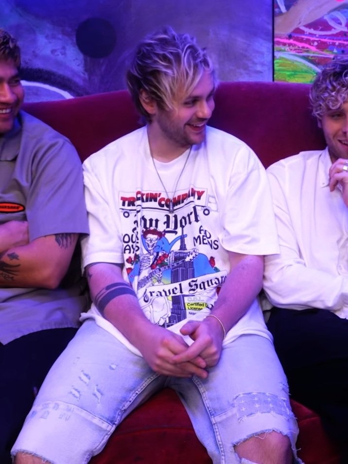 mgcsmilebot's tweet image. some pics of michael in this interview :)