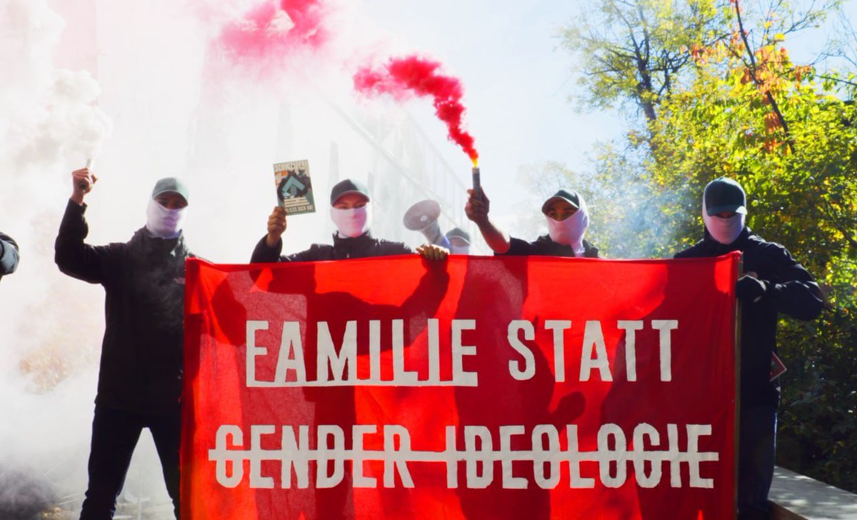 ZStadtfux's tweet photo. Wovon würdet ihr Euch als Kind mehr fürchten? Vor der #Dragqueen oder vor den #Nazis?

Schützen wir Kinder vor Nazis! https://t.co/Dy6ALjlGw3