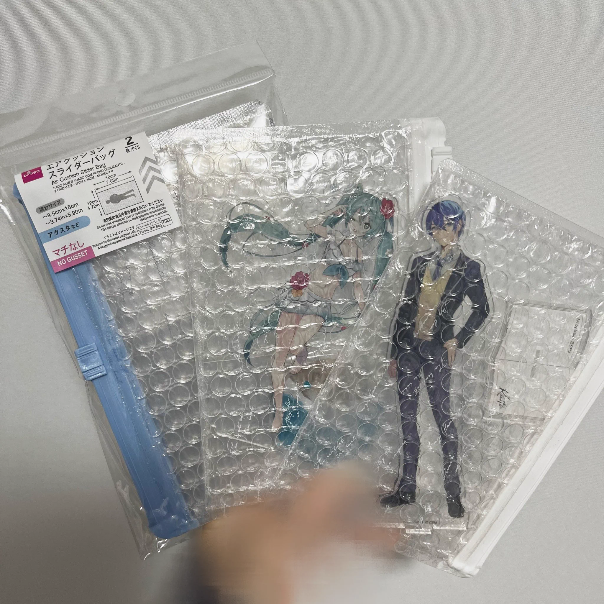 アクスタを持ち運ぶのに便利！！DAISOの両面エアクッションスライダーバッグがオススメ！