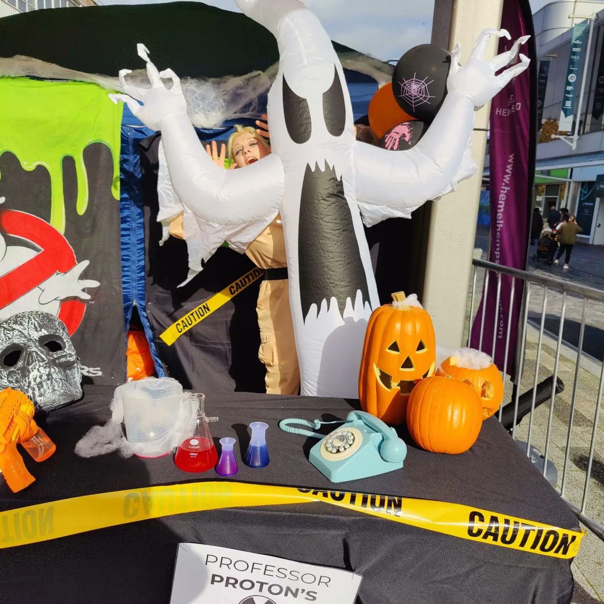 Amazing fun in town today at 12, 1 and 2pm!

Check out the shows and have a goolishly  good time!!

#halloween #spooky #ghostbuster #ghost #hemelbid #fun