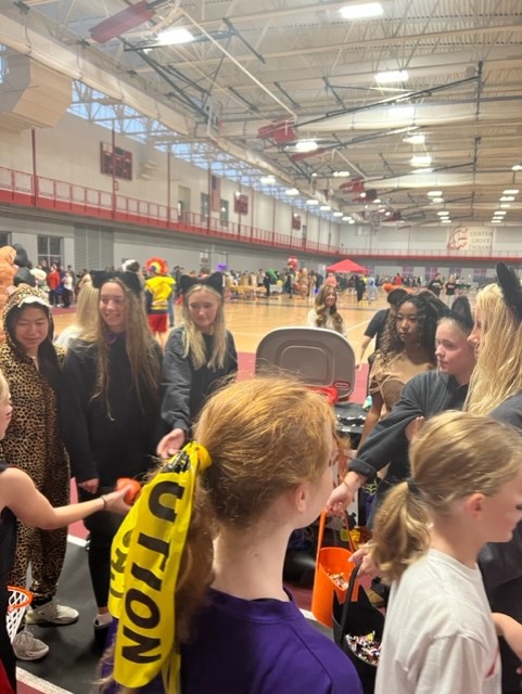 𝗧𝗿𝗶𝗰𝗸 𝗼𝗿 𝗧𝗿𝗲𝗮𝘁 𝘄𝗶𝘁𝗵 𝘁𝗵𝗲 𝗧𝗿𝗼𝗷𝗮𝗻𝘀 was a HUGE success last night! Thanks to everyone that came out! 🎃🎃 #GoTrojans 🔴⚪🏀