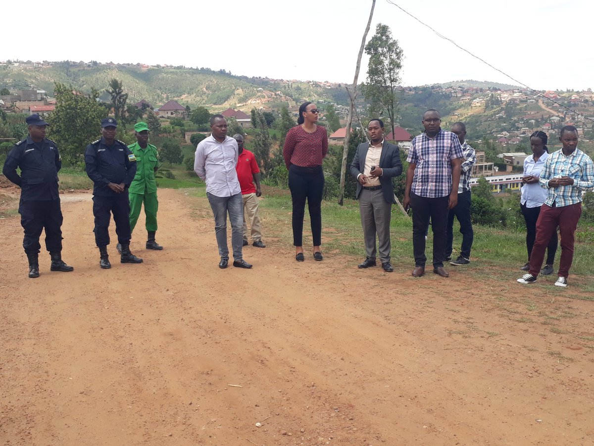 Kamonyi's tweet photo. Hasuwe site y'imiturire ya Kigabiro mu Kagari ka Muganza #Runda harebwa uko iyi site iri guturwa. Minisitiri Munyangaju Mimosa yabagiriye inama zo gukomeza gukumira akajagari kandi hakabaho gukoresha ubutaka neza;ubuhinzi aho bwagenewe bukitabwaho cyane @RwandaInfra @AuroreMimosa https://t.co/izqC178KFL