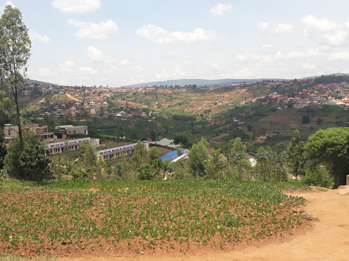 Kamonyi's tweet photo. Hasuwe site y'imiturire ya Kigabiro mu Kagari ka Muganza #Runda harebwa uko iyi site iri guturwa. Minisitiri Munyangaju Mimosa yabagiriye inama zo gukomeza gukumira akajagari kandi hakabaho gukoresha ubutaka neza;ubuhinzi aho bwagenewe bukitabwaho cyane @RwandaInfra @AuroreMimosa https://t.co/izqC178KFL