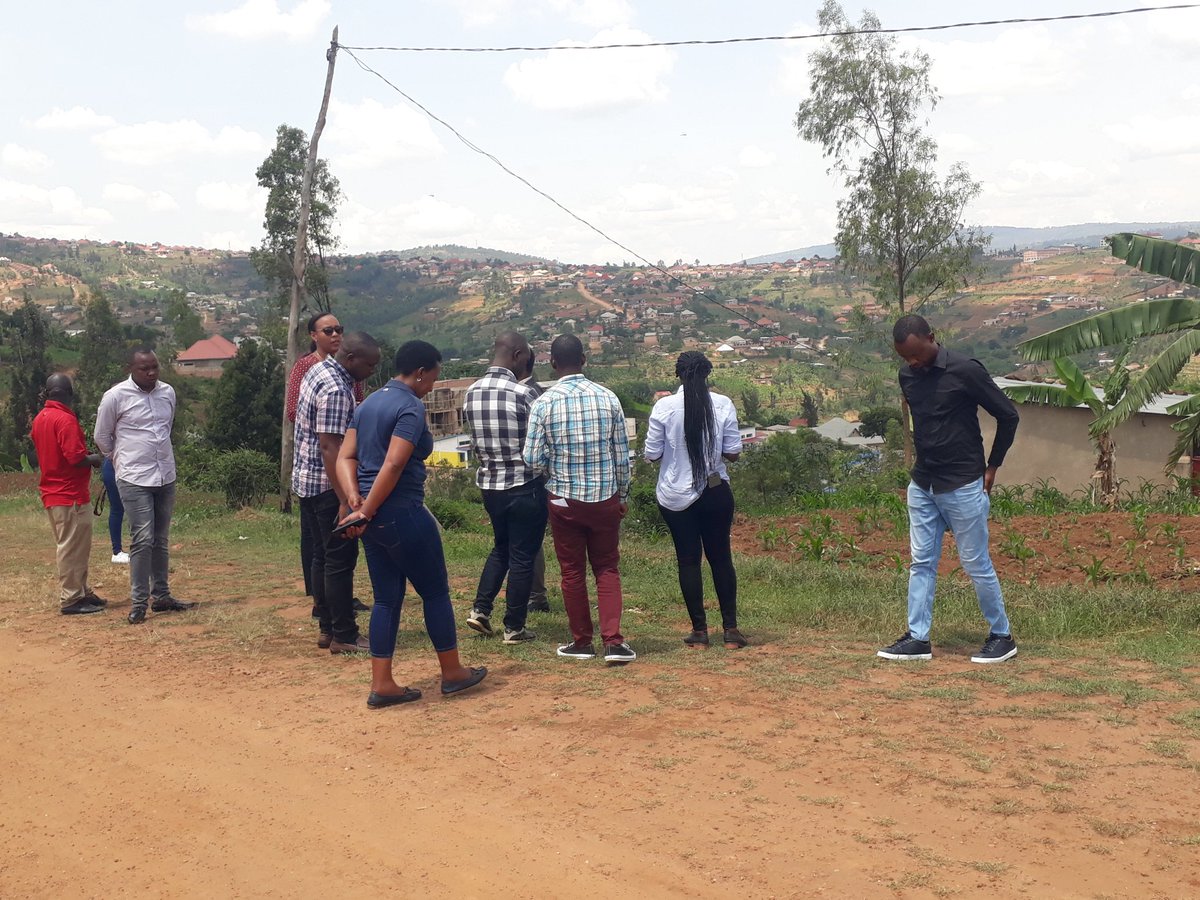 Hasuwe site y'imiturire ya Kigabiro mu Kagari ka Muganza #Runda harebwa uko iyi site iri guturwa. Minisitiri Munyangaju Mimosa yabagiriye inama zo gukomeza gukumira akajagari kandi hakabaho gukoresha ubutaka neza;ubuhinzi aho bwagenewe bukitabwaho cyane <a href="/RwandaInfra/">Ministry of Infrastructure | Rwanda</a> <a href="/AuroreMimosa/">Aurore Mimosa Munyangaju</a>