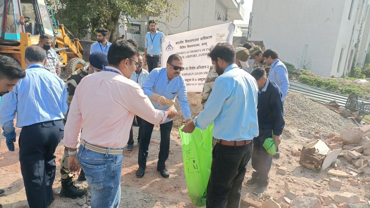 MoCA_GoI's tweet photo. स्वच्छ भारत अभियान के #specialcampaign2.0 के तहत आज भारतीय विमानपत्तन प्राधिकरण के @aaijmuairport पर #CargoComplex area की सफाई की गई। उच्च अधिकारियों सहित सभी कर्मचारियों ने इस अभियान में भाग लिया और जीवन में स्वच्छता के महत्व का सन्देश दिया। https://t.co/3p2RZeI0G6