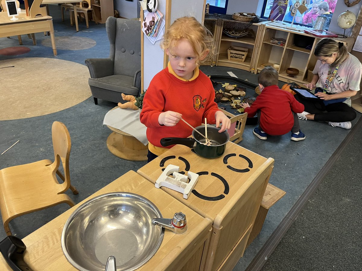 Lots of engagement in EYC this morning. “We are making the dinner for our Mums and Dads” #12featuresofplay #TinaBruce #usingfirsthandlifeexperiences