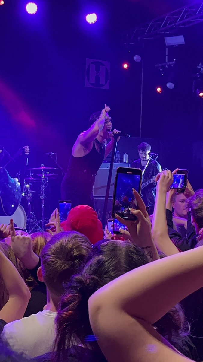 tashcrabb's tweet photo. best day ever🖤🖤🖤 @yungblud #bhc #yungblud #intimatetour https://t.co/UQG9kbF9Yg