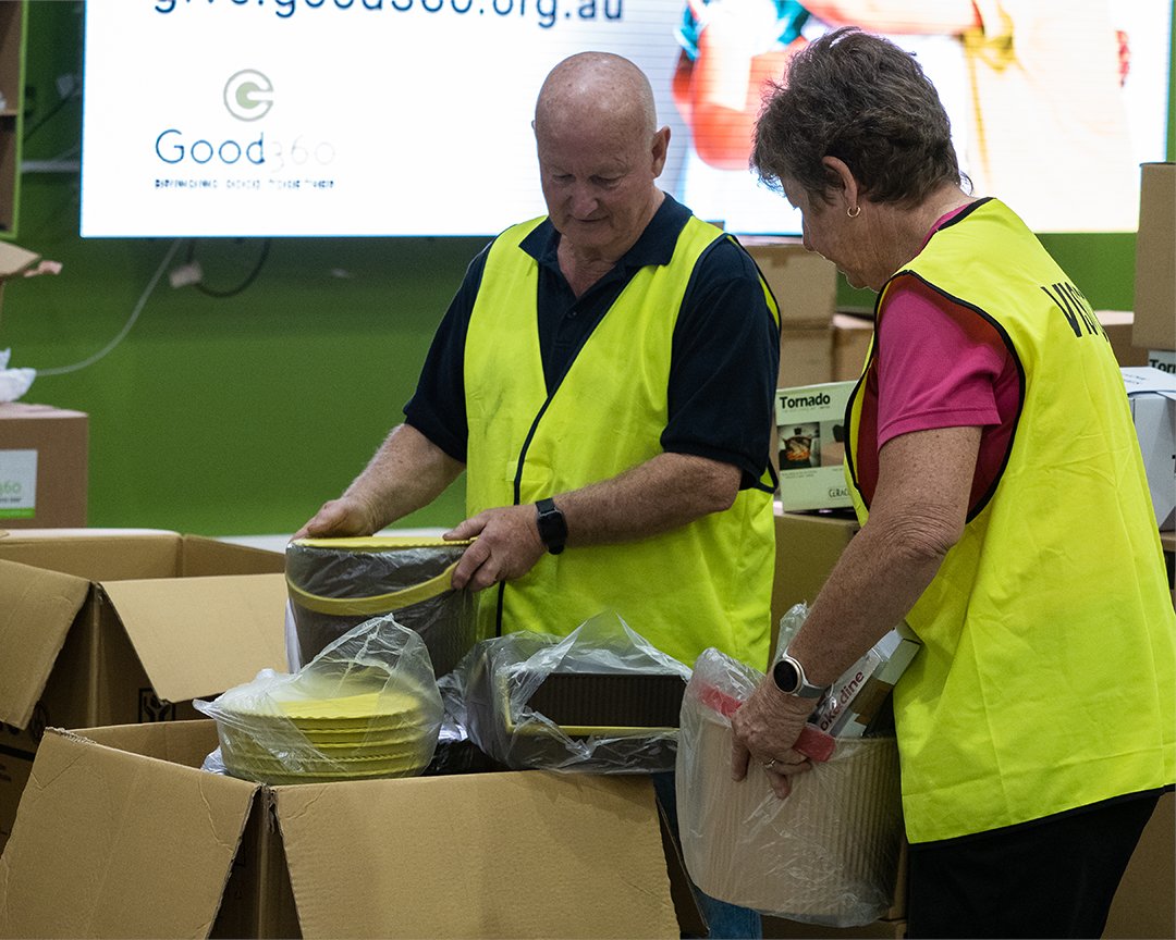 good360au's tweet photo. Last week we hosted @RAS_NSW at our RDC, packing brand-new goods for their annual Christmas distribution. The team packed pallets of toys and kitchenware, which will be given to rural and regional showgrounds.

Thank you to RAS NSW for this ongoing collaboration 💚

#CircleOfGood https://t.co/pXATcD8kiQ